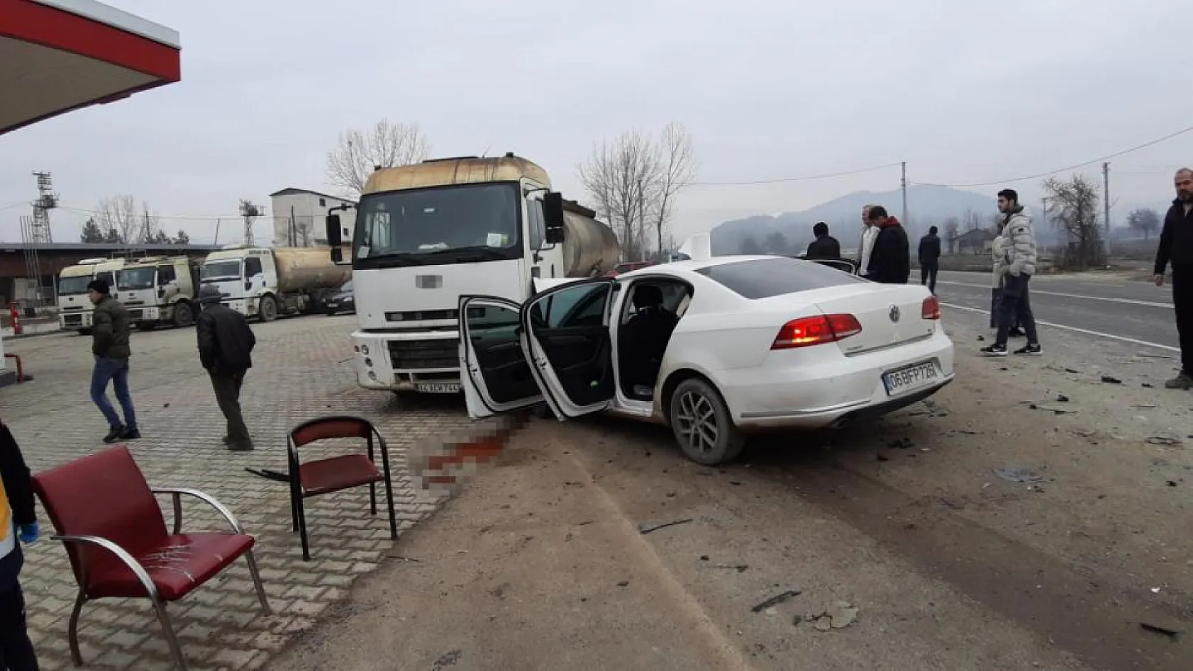 Feci kaza: Otomobille traktör çarpıştı, 2 kişi yaralandı