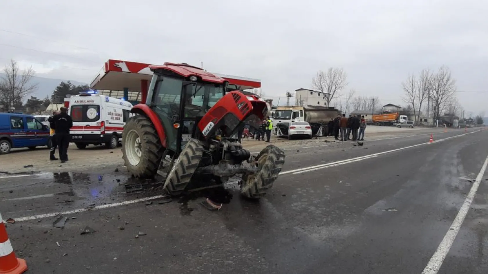 Feci kaza: Otomobille traktör çarpıştı, 2 kişi yaralandı
