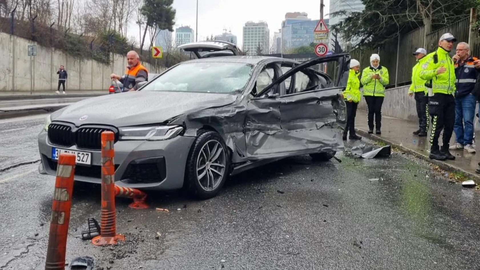 Direksiyon hakimiyetini kaybeden kamyon şoförü lüks otomobile çarptı: 3 yaralı