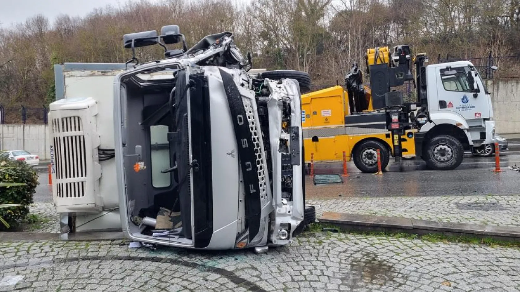 Direksiyon hakimiyetini kaybeden kamyon şoförü lüks otomobile çarptı: 3 yaralı
