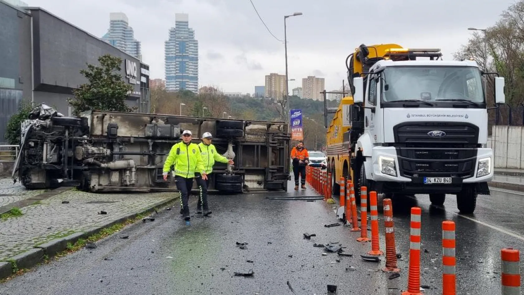 Direksiyon hakimiyetini kaybeden kamyon şoförü lüks otomobile çarptı: 3 yaralı
