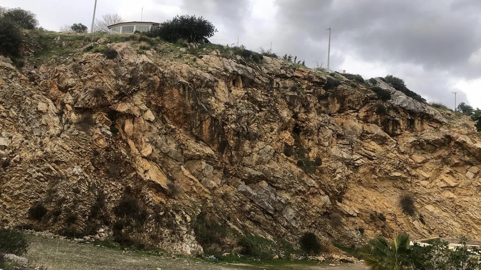 Uçurumdan atlayan kadın hayatını kaybetti