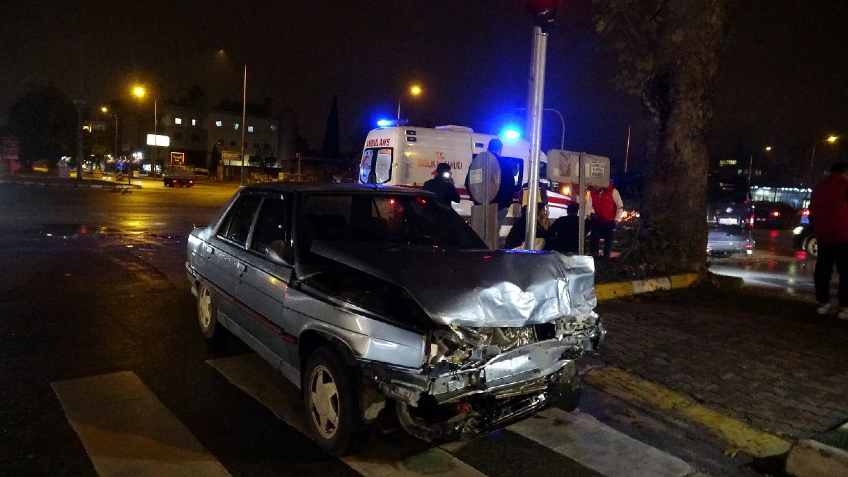 Kazada hurdaya dönen araçlardan burunları bile kanamadan çıktılar