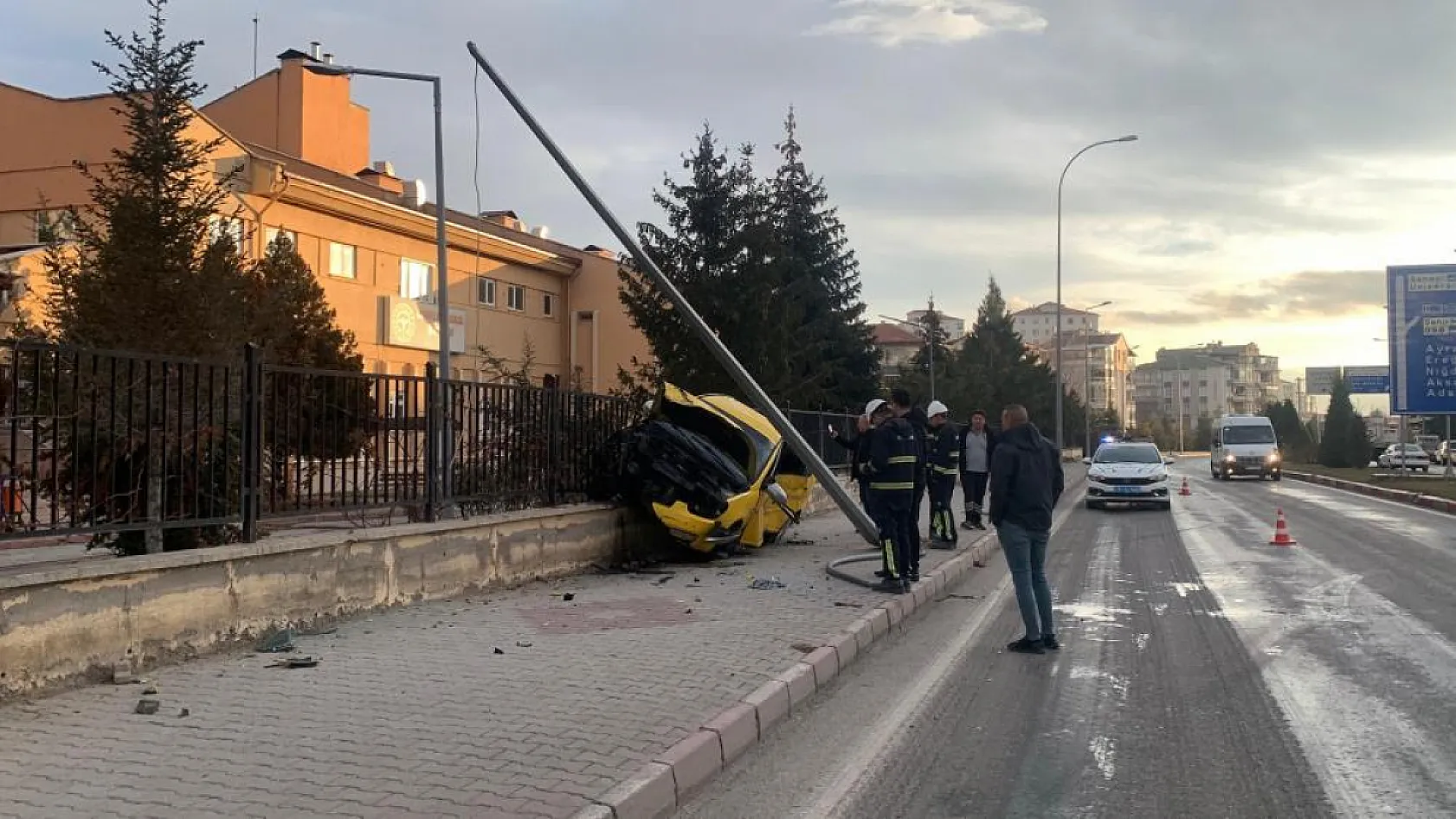 Kontrolden çıkan ticari taksi çarptığı duvarda asılı kaldı: 1 yaralı
