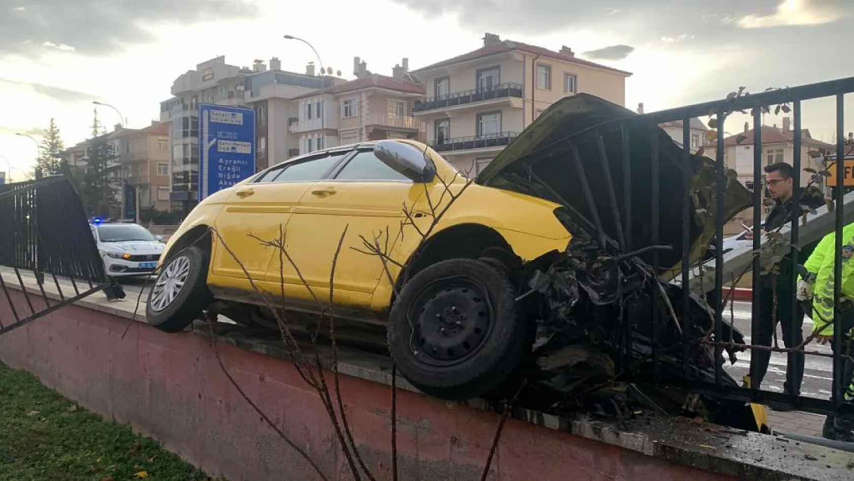 Kontrolden çıkan ticari taksi çarptığı duvarda asılı kaldı: 1 yaralı