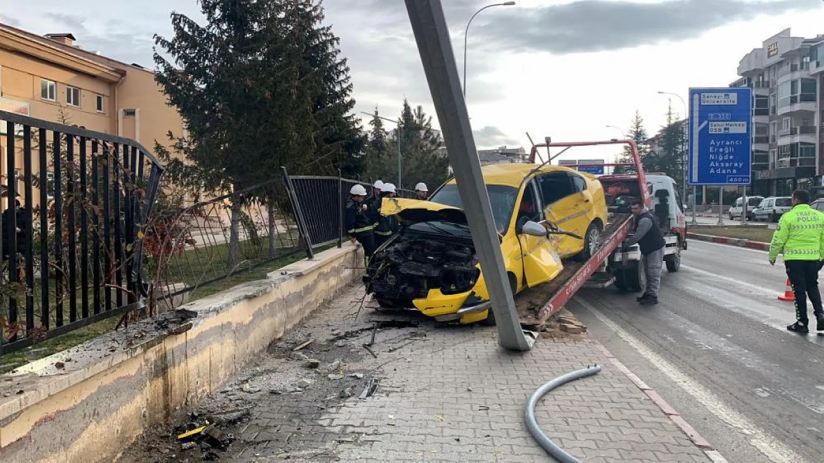 Kontrolden çıkan ticari taksi çarptığı duvarda asılı kaldı: 1 yaralı