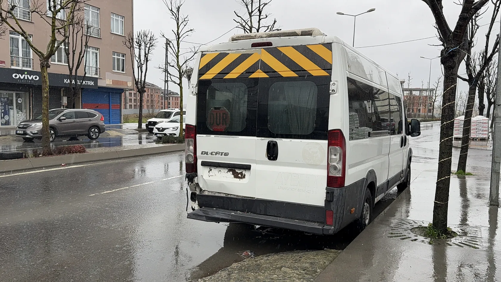 Park halindeki minibüse çarpan sürücü yer değiştirip kaçtı