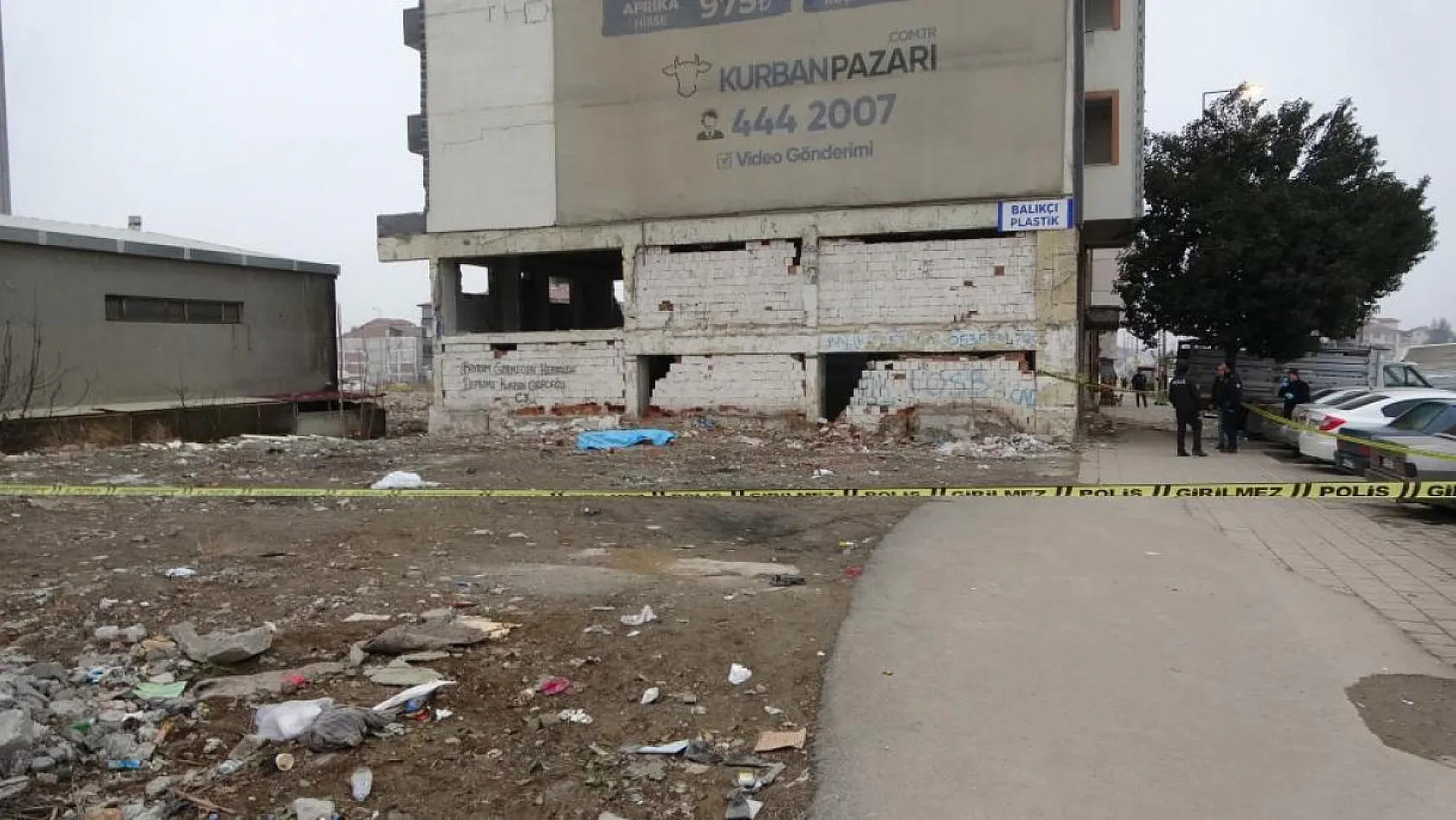 Boş arazide erkek cesedi bulundu