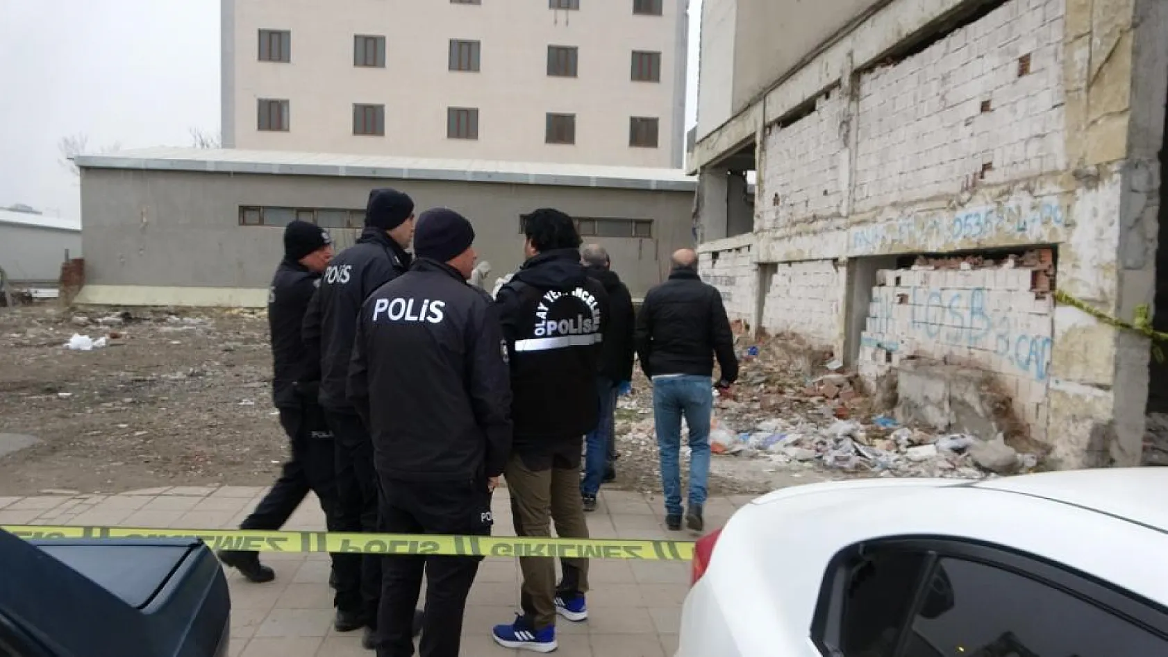Boş arazide erkek cesedi bulundu