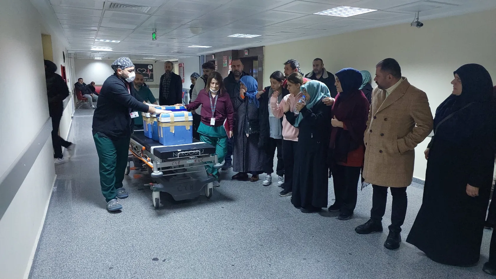 Ailesi kızlarının organlarını el sallayarak uğurladı