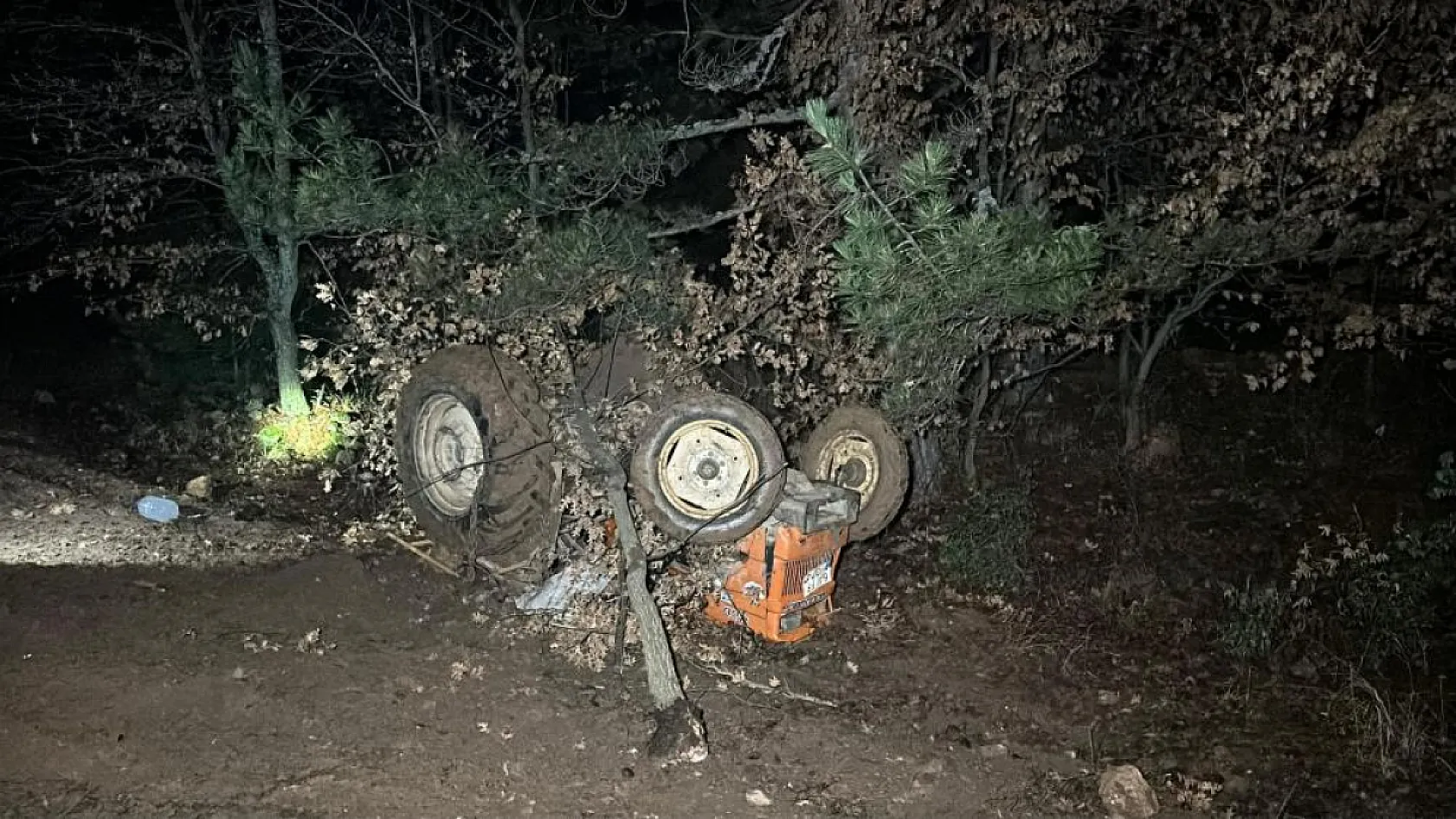 Kontrolden çıkan traktör ormanlık alana devrildi: 2 ölü, 2 yaralı