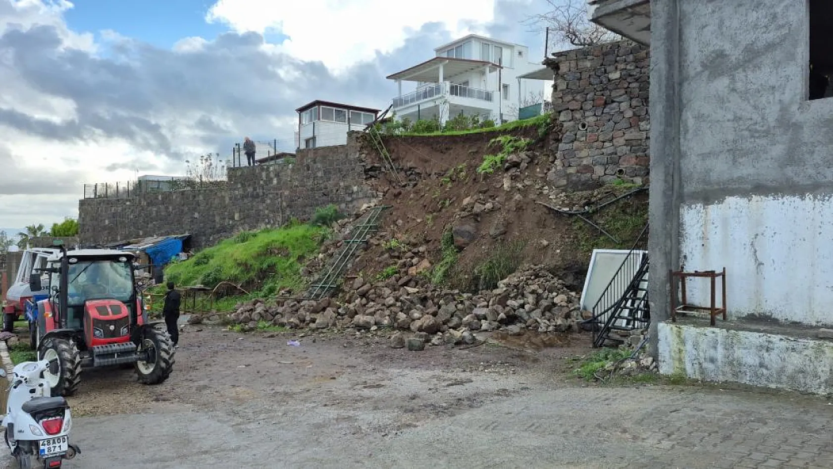 Bodrum'da duvar otomobilin üzerine yıkıldı