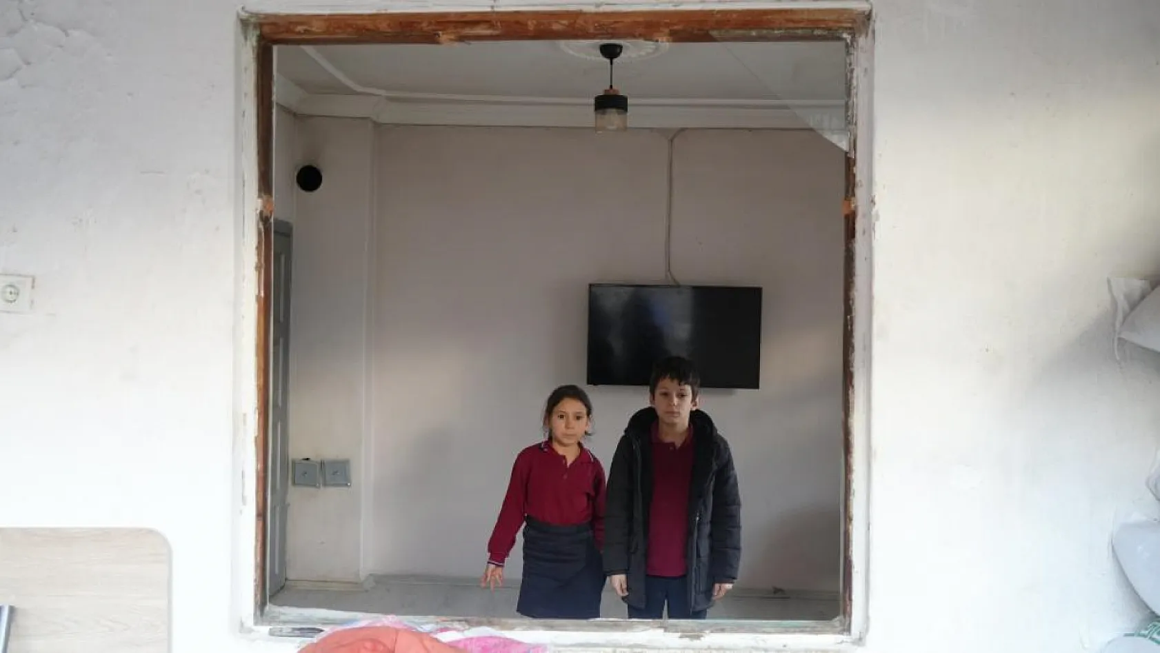 450 kiloluk tosun kahvaltı yapan çocukların bulunduğu salona daldı büyük panik yaşattı