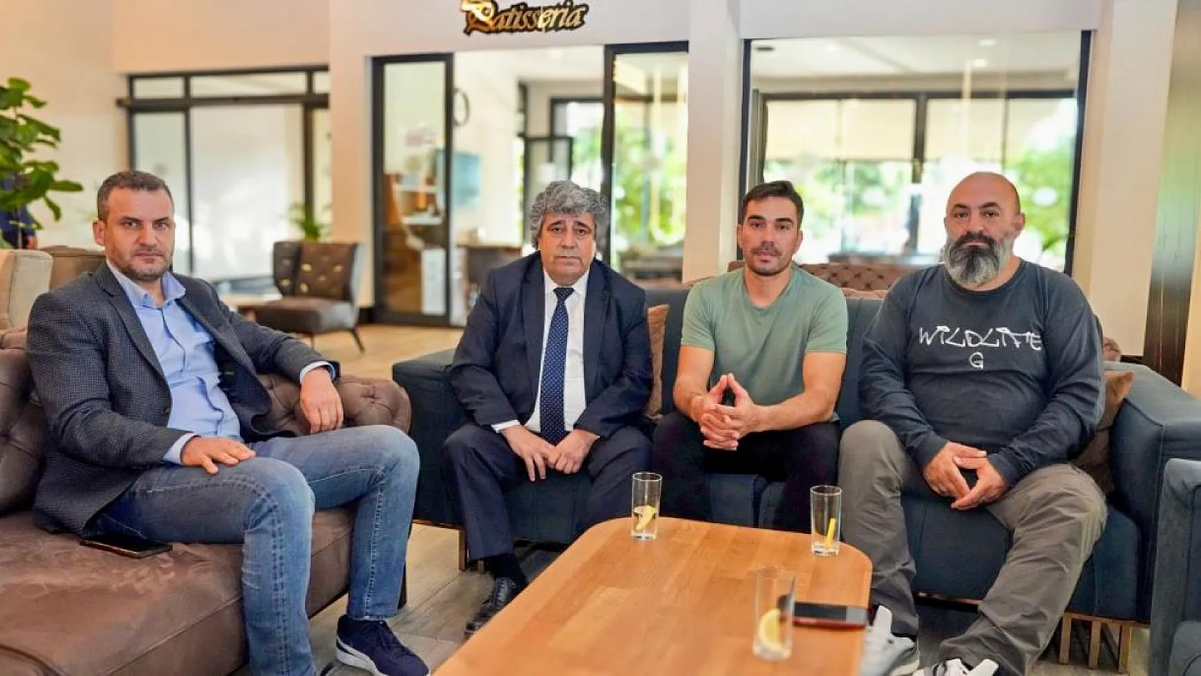 Taksi şoförü, aracını çizdikleri gerekçesiyle Kazak paralimpik bisiklet sporcularına saldırdı