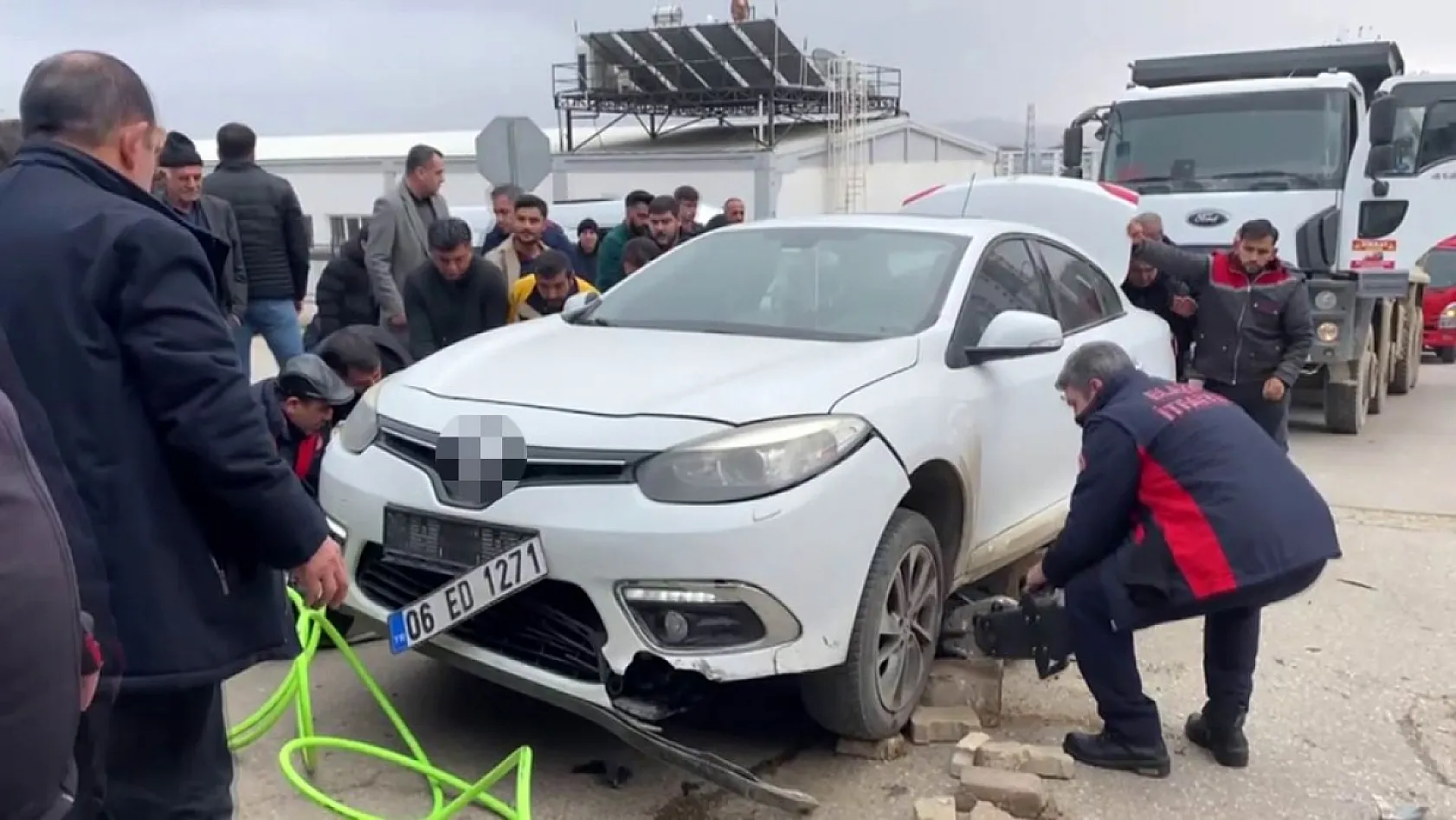 Feci kaza: Motokurye otomobilin altına girdi