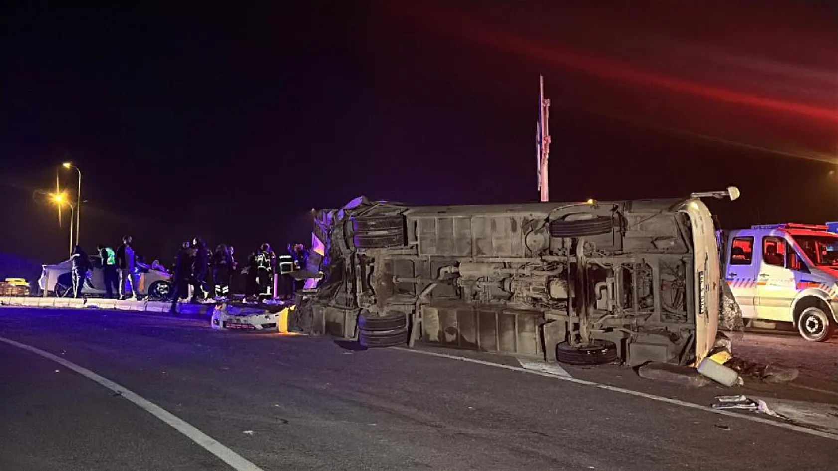 Otomobil ile işçi servisi çarpıştı: 1'i ağır, 28 yaralı