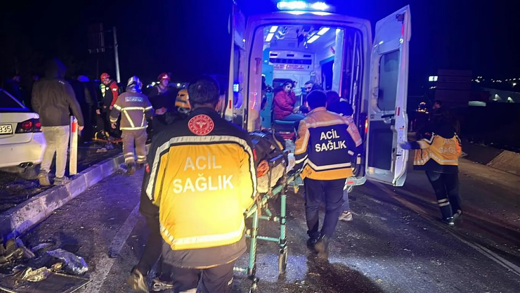 Otomobil ile işçi servisi çarpıştı: 1'i ağır, 28 yaralı