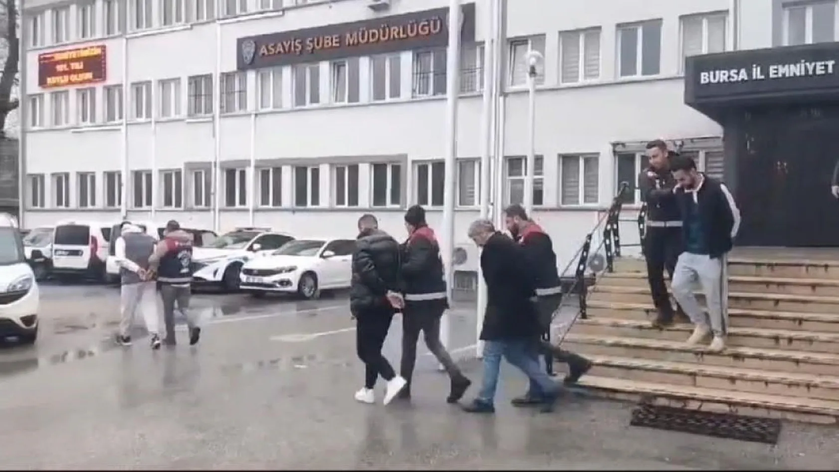 Yaşlı kadını 'Polis' diyerek kandırıp 1 milyon 500 bin lira dolandırdı, alem yaparken yakalandı