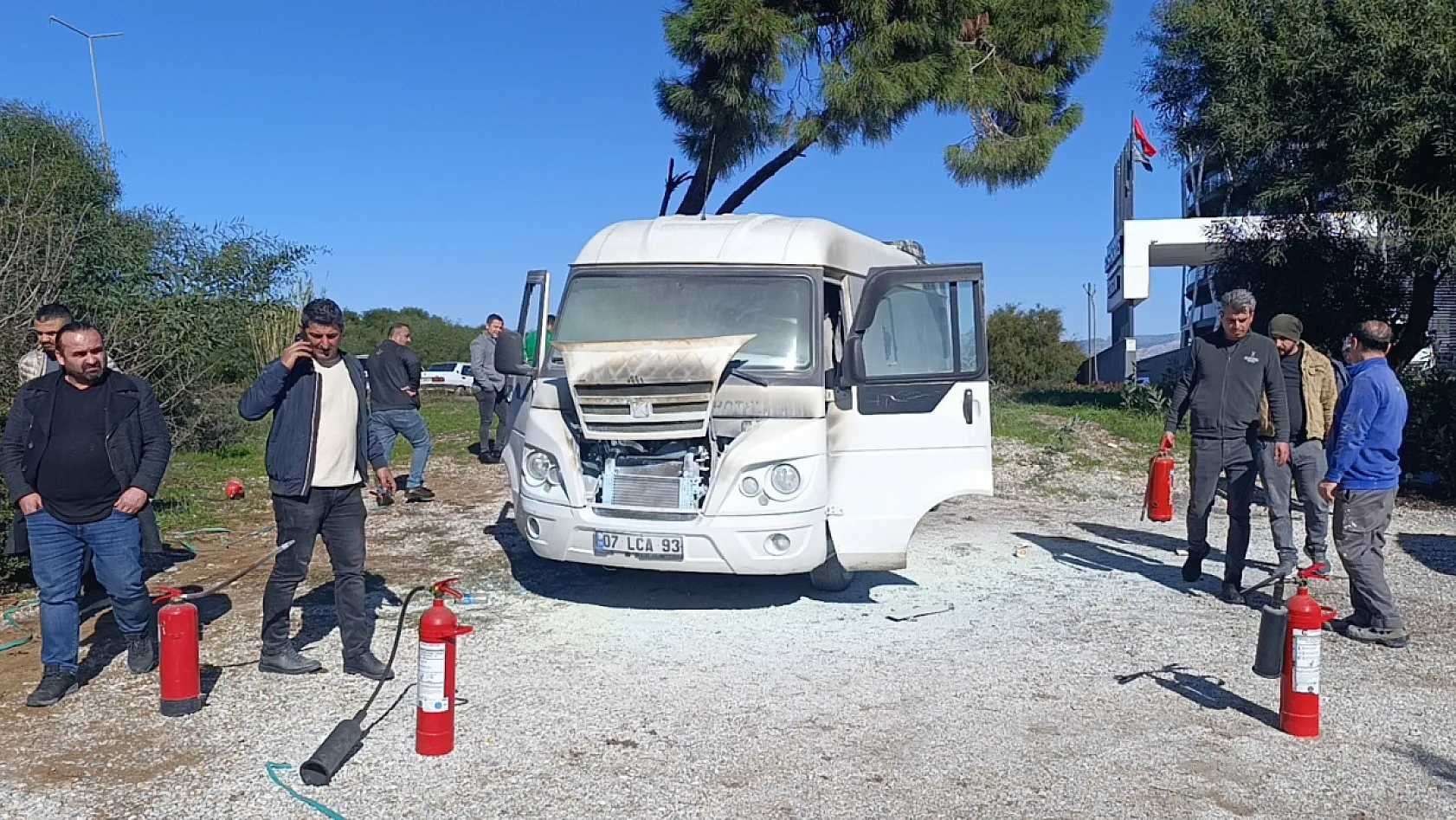 Otel servis minibüsü yandı