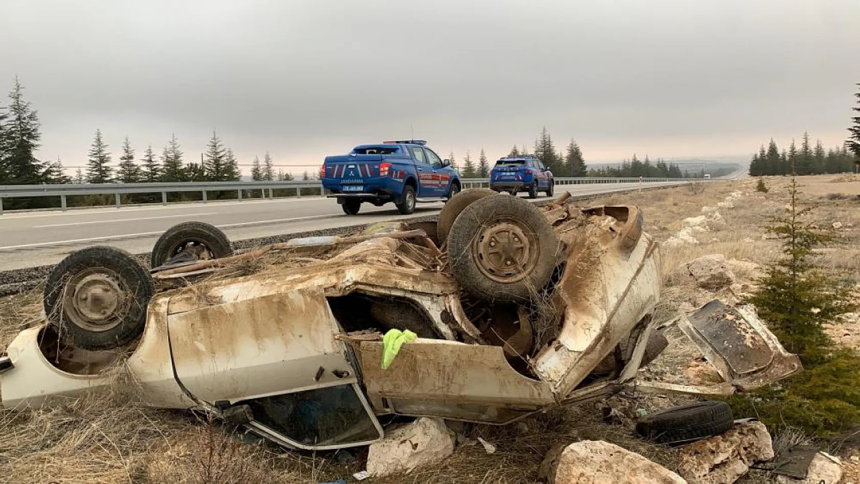 Hafif ticari araç otomobile arkadan çarptı: 4 yaralı