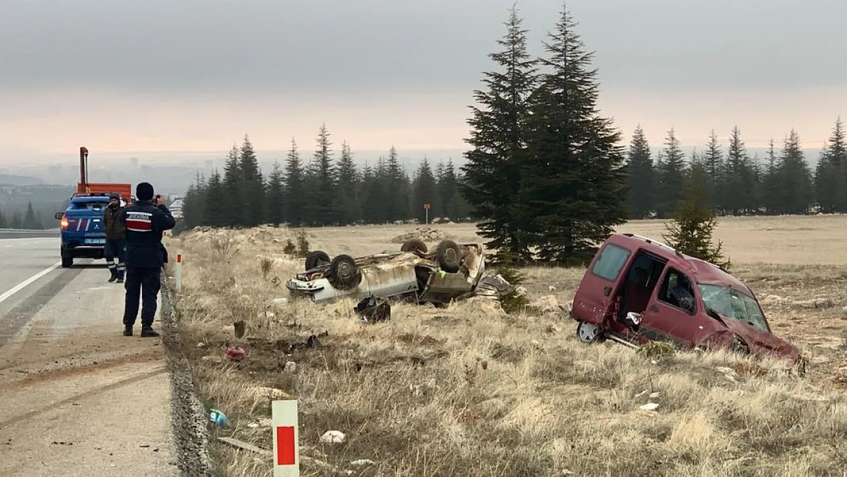 Hafif ticari araç otomobile arkadan çarptı: 4 yaralı
