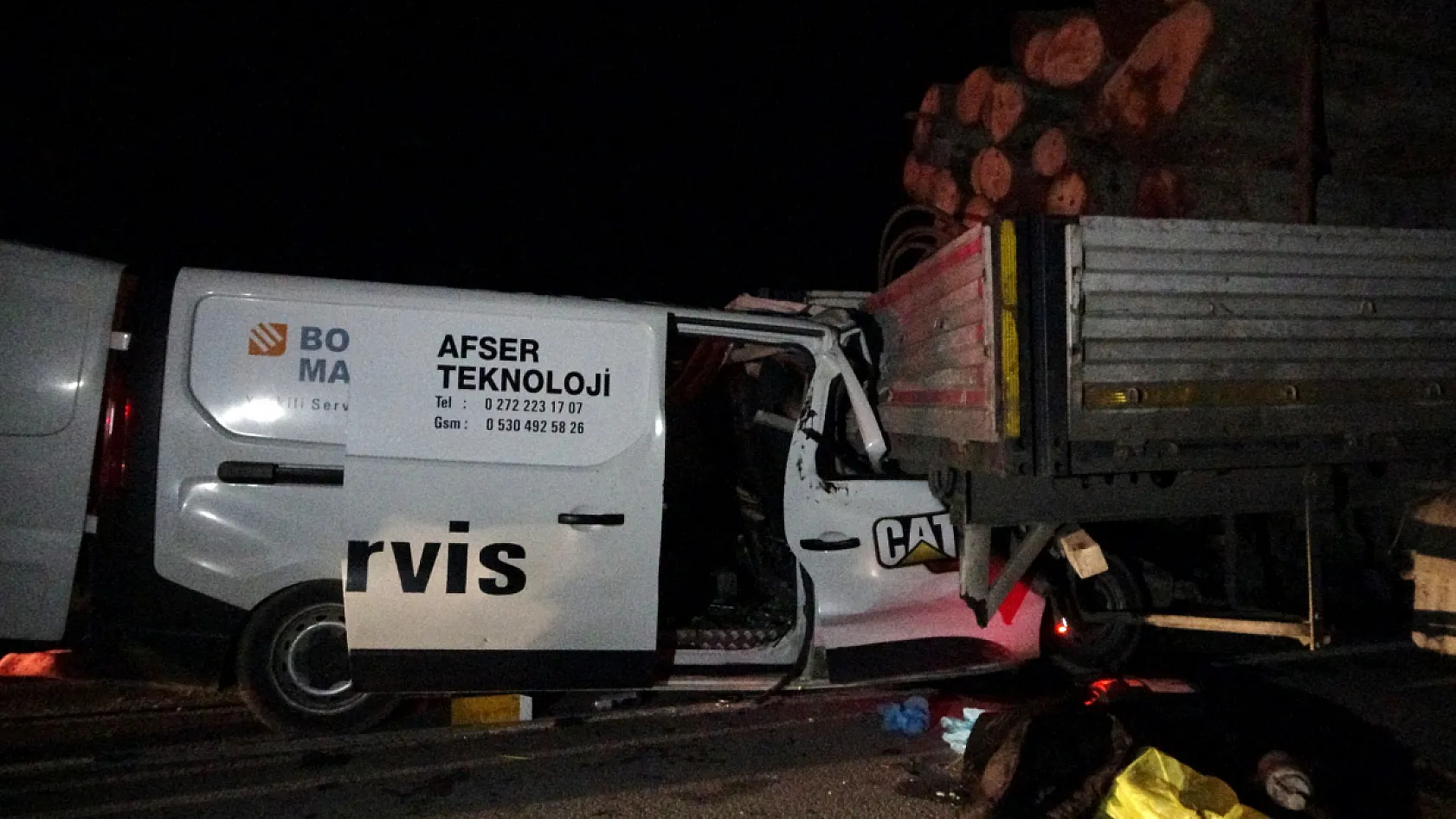 Kamyonet ile tomruk yüklü tır çarpıştı: 1 ölü, 1 yaralı