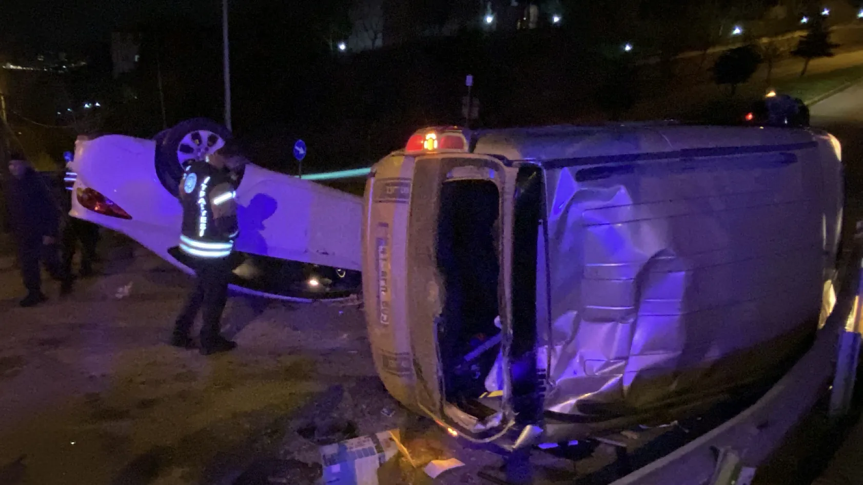 Çarpışan 2 araç takla attı: 4 yaralı