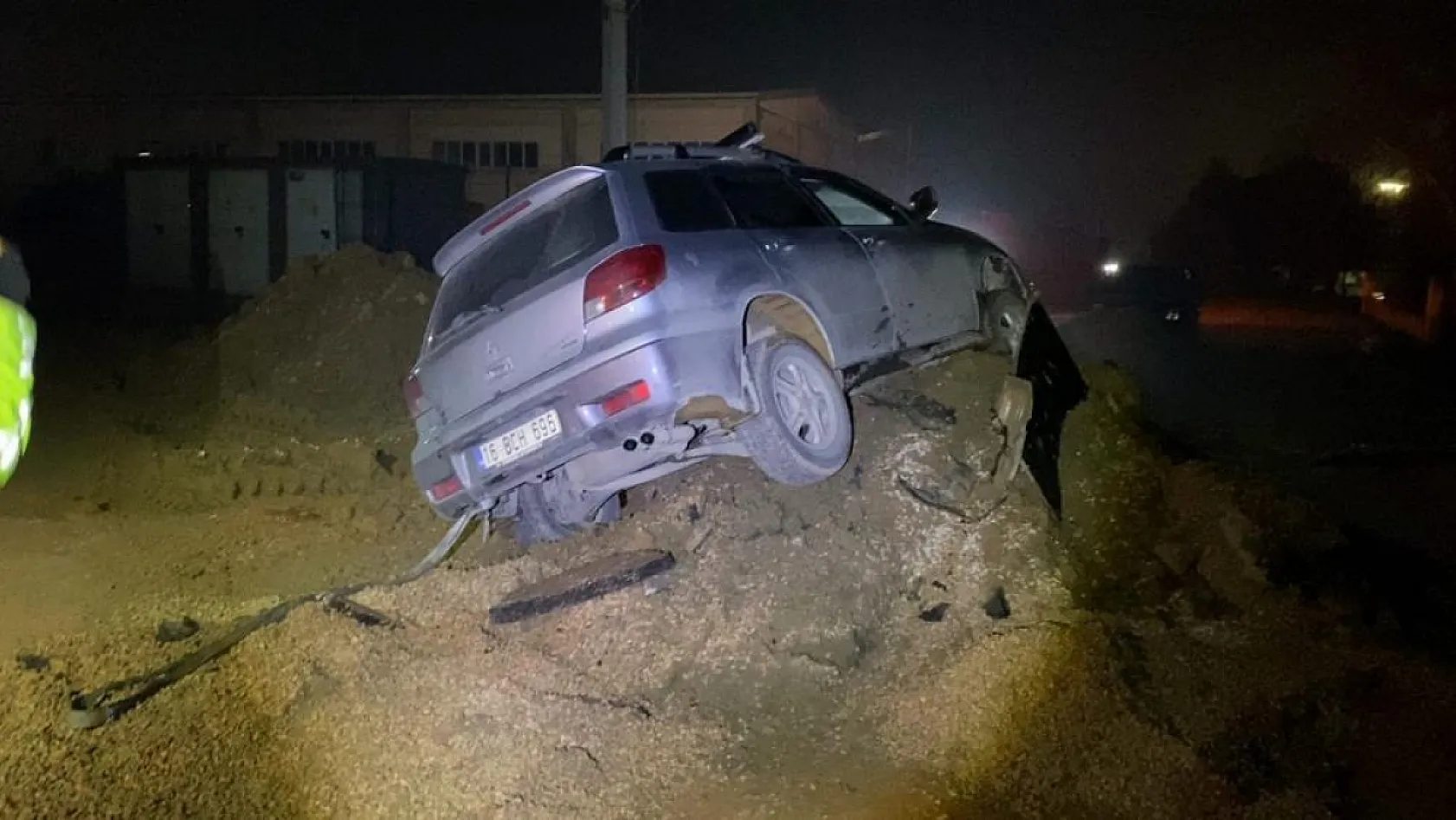 Kendi yaptığı kazayı kayda alıp spiker gibi anlattı