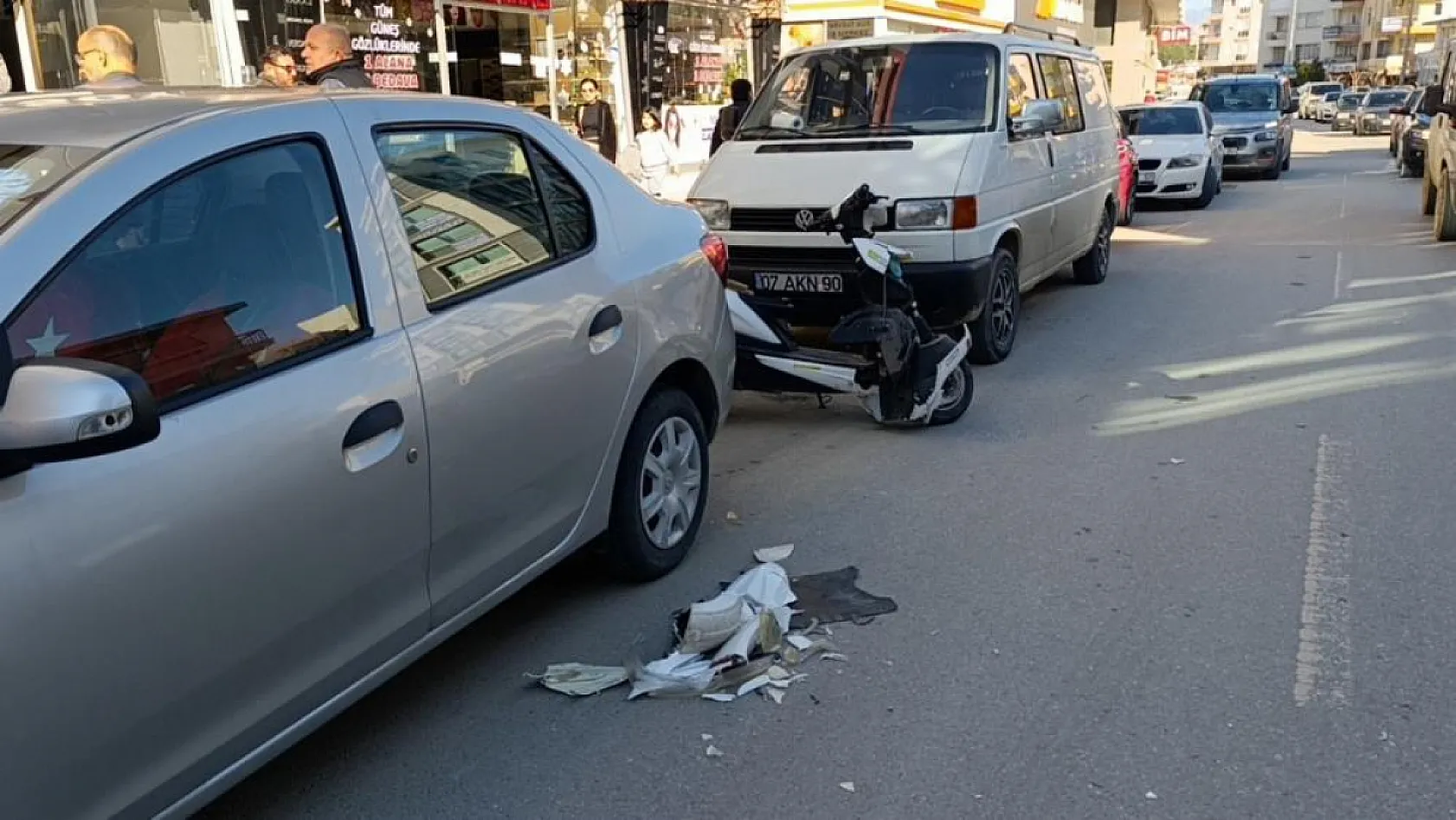 Kaza yapan çocuğa, üşümesin diye işyerinden getirdikleri battaniyeyi örttüler