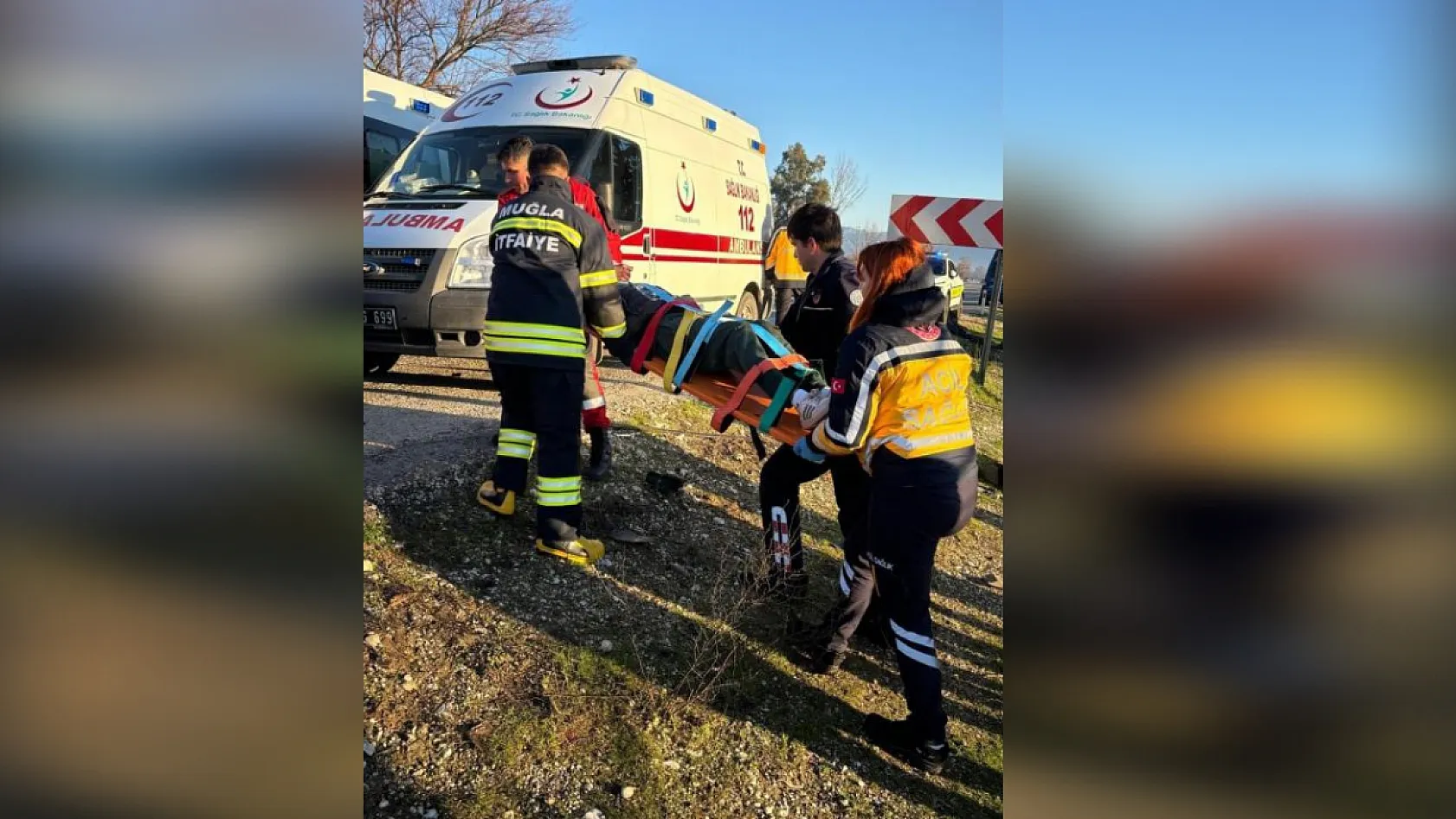 Seydikemer'de minibüs ile otomobil çarpıştı: 3 yaralı