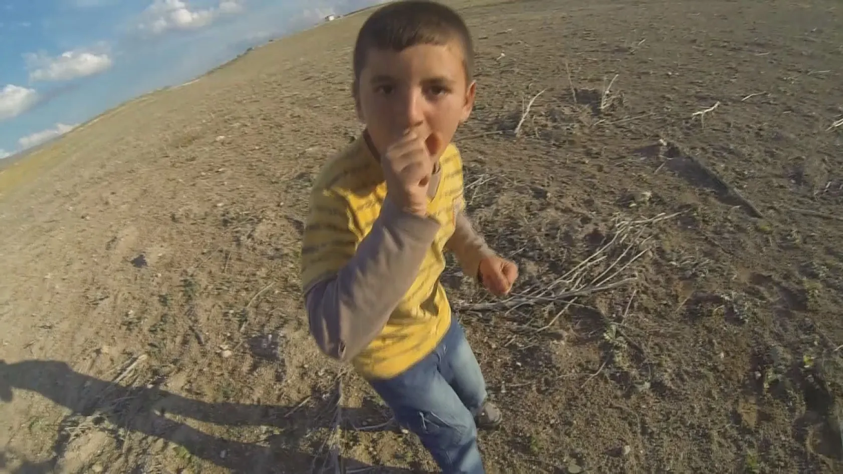 Köydeki Çocukların Düşen Dron Şaşkınlığı Kamerada