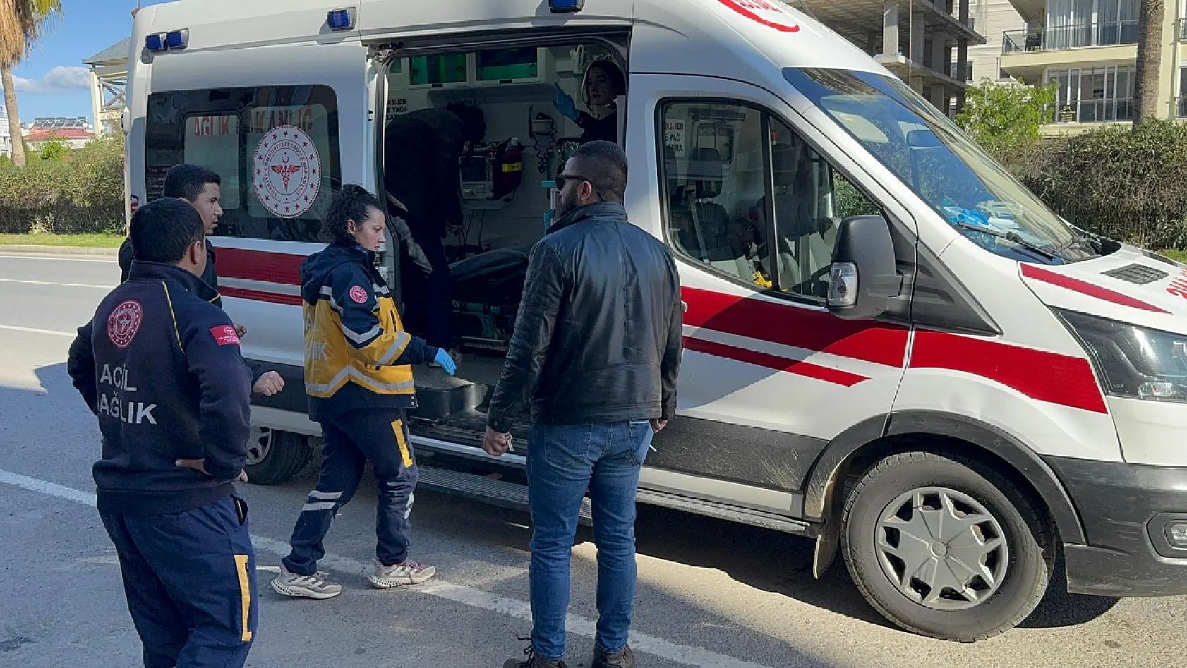 Dişlerini yaptıramadığı için çatıya çıktı, polisten söz alınca ikna olup polise sarıldı