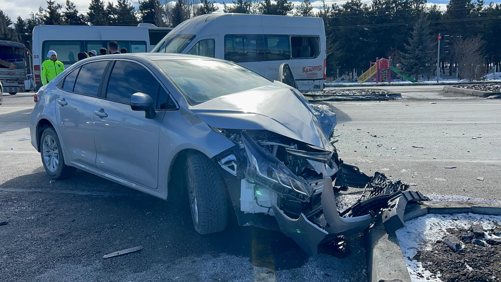 Servis aracı ile otomobil çarpıştı: 6 yaralı