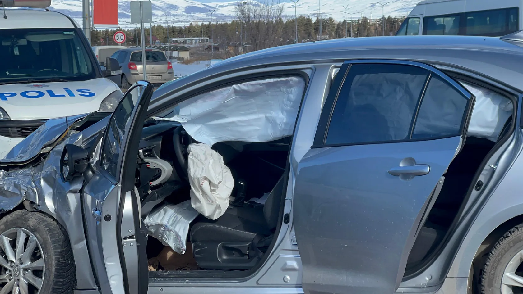 Servis aracı ile otomobil çarpıştı: 6 yaralı