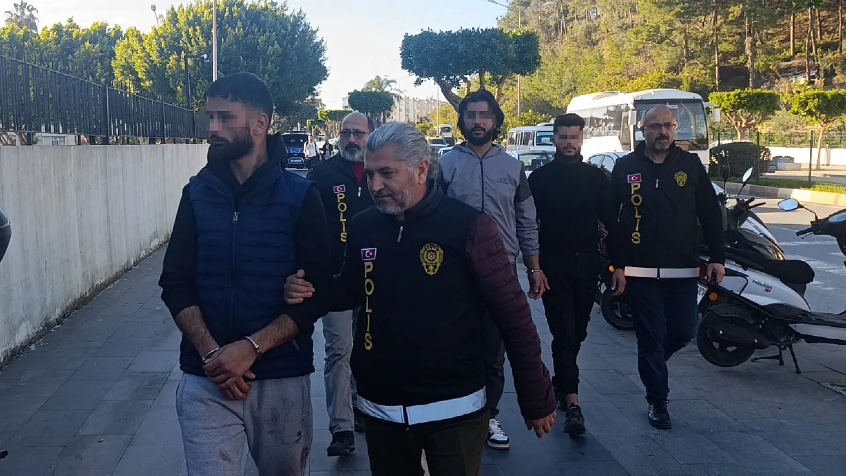 Böyle kavga görülmedi: Kaldırımdaki grubun arasına motosikletle daldı