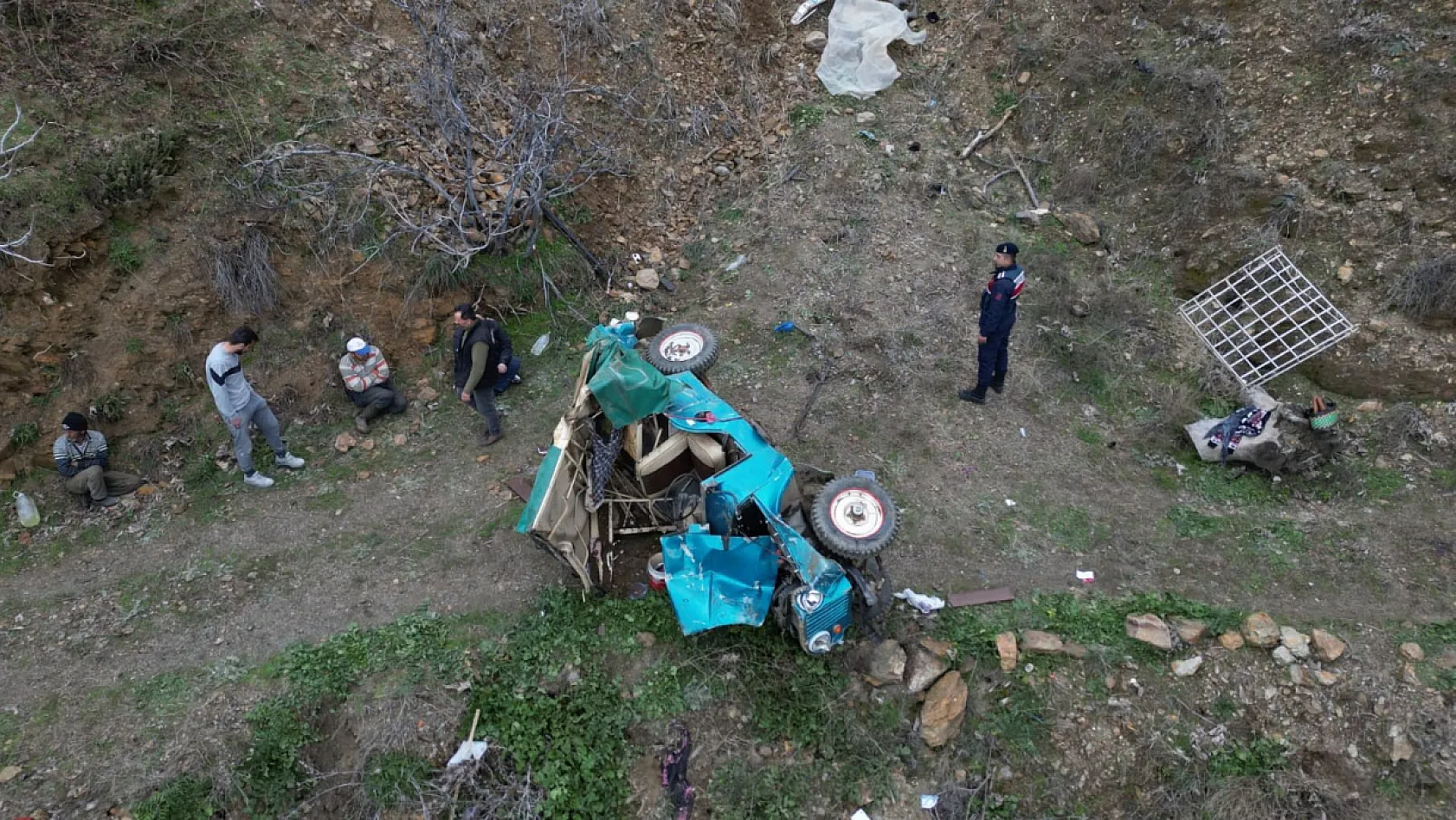 Zeytin işçilerini taşıyan araç uçuruma yuvarlandı: 1 ölü, 5 yaralı