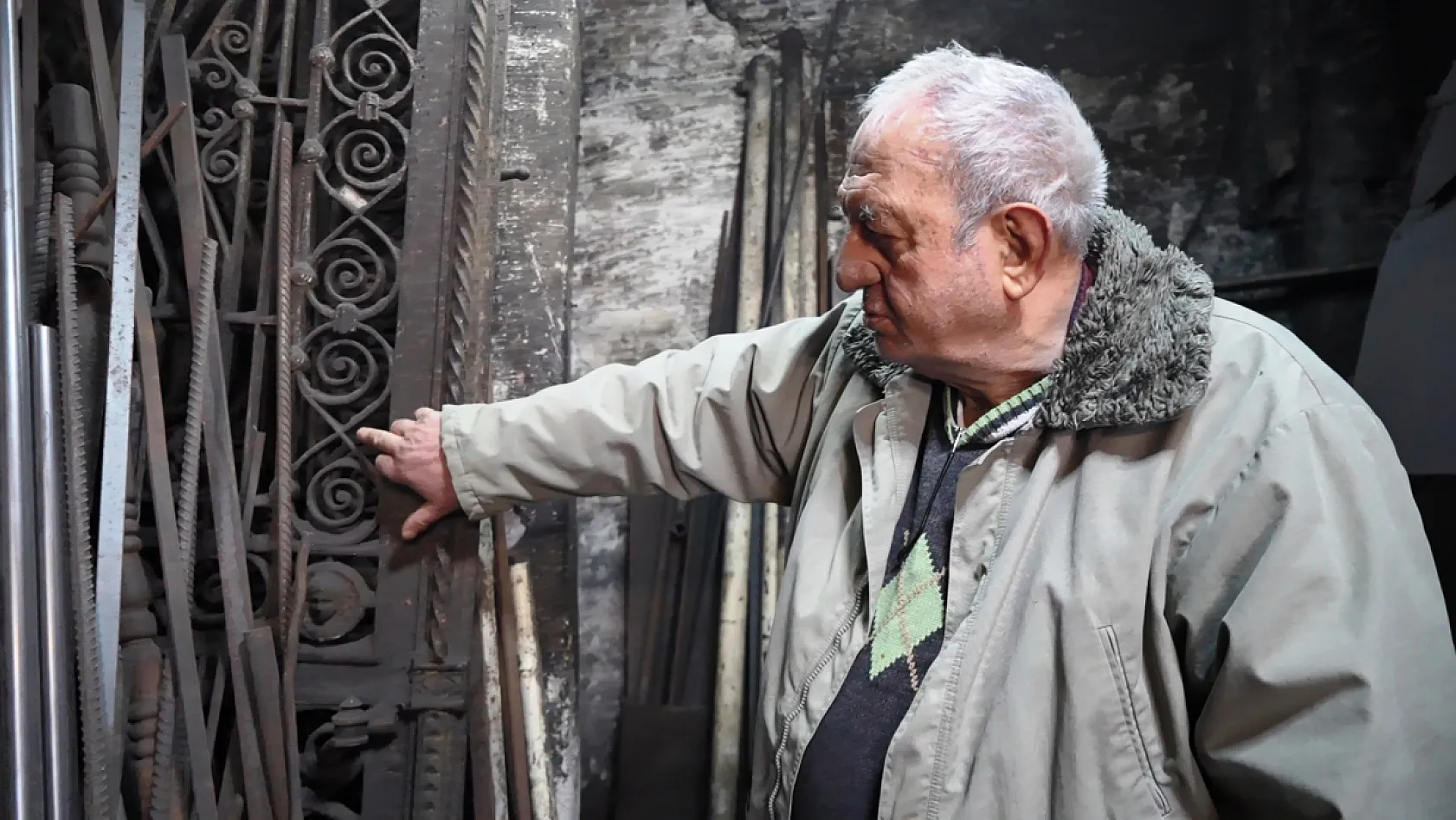 Papazlar demircideki 'Meryem Ana' figürlü tarihi kapının peşinde