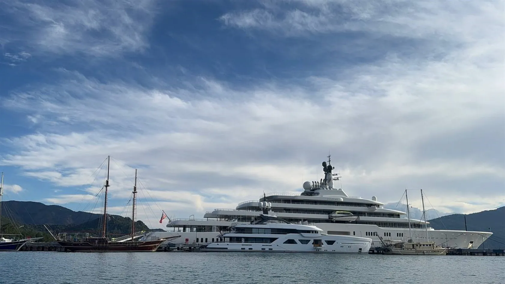 Rus milyarderin 1,2 milyar dolarlık yatı 3 yıldır Marmaris'te demirli