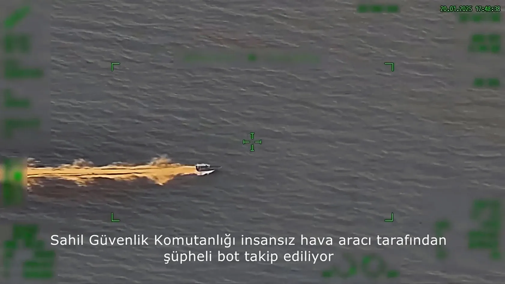 Fethiye'de İnsan kaçakçısı lastik botu Sahil Güvenlik botunun üzerine sürdü