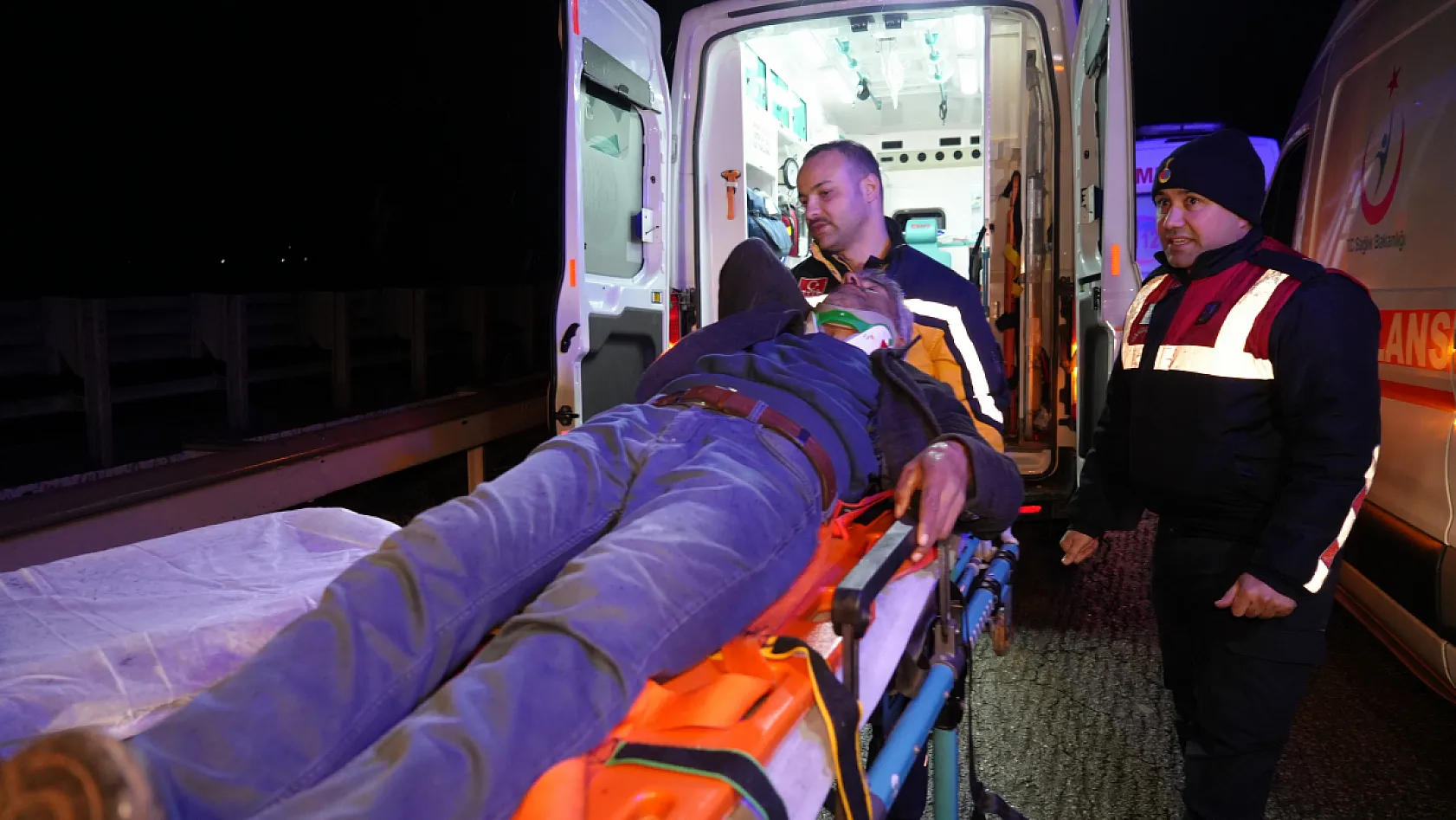 Kaza üstüne kaza... Yaralılara müdahale eden 2 sağlıkçıya araç çarptı: 10 yaralı