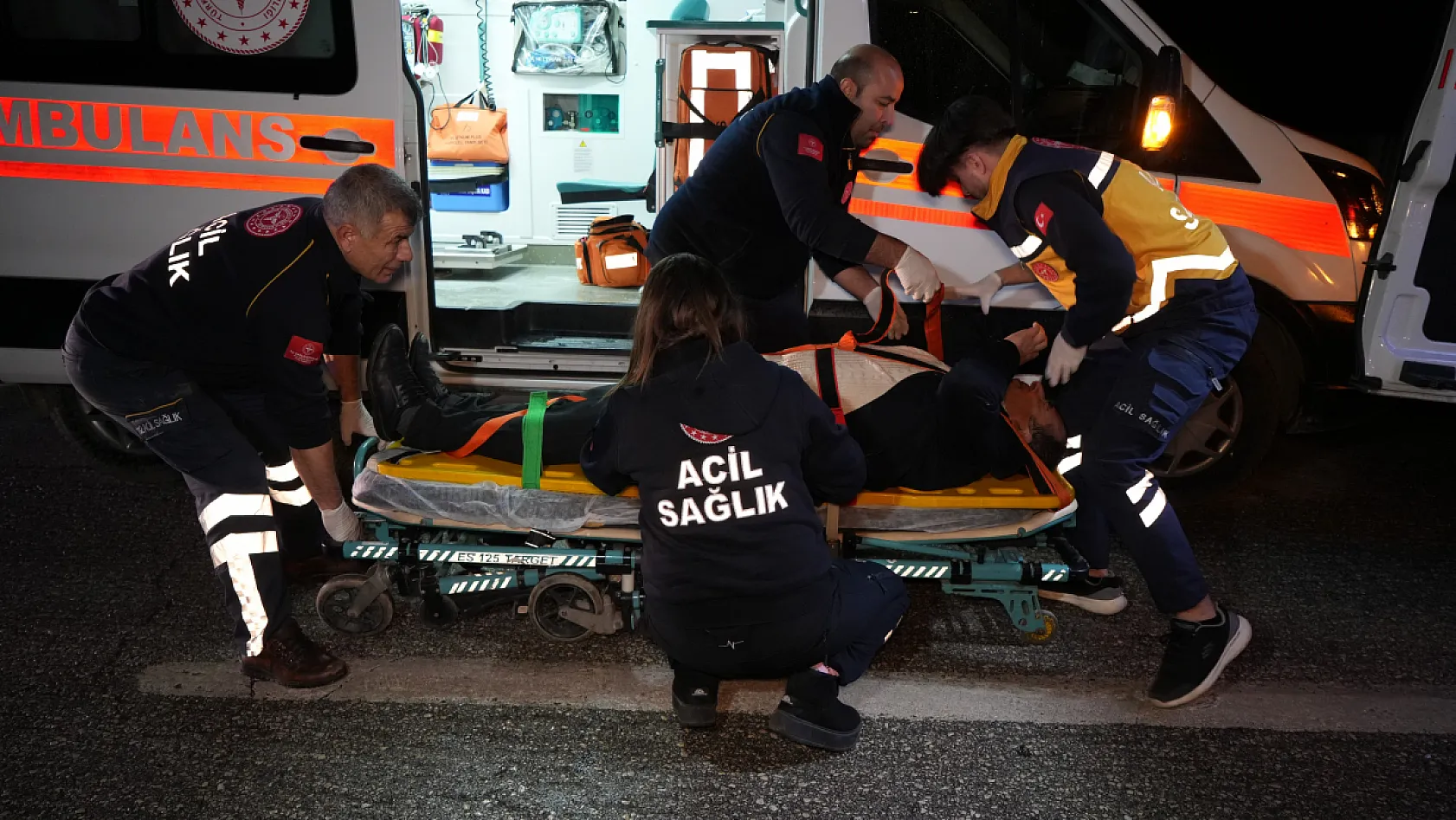 Kaza üstüne kaza... Yaralılara müdahale eden 2 sağlıkçıya araç çarptı: 10 yaralı