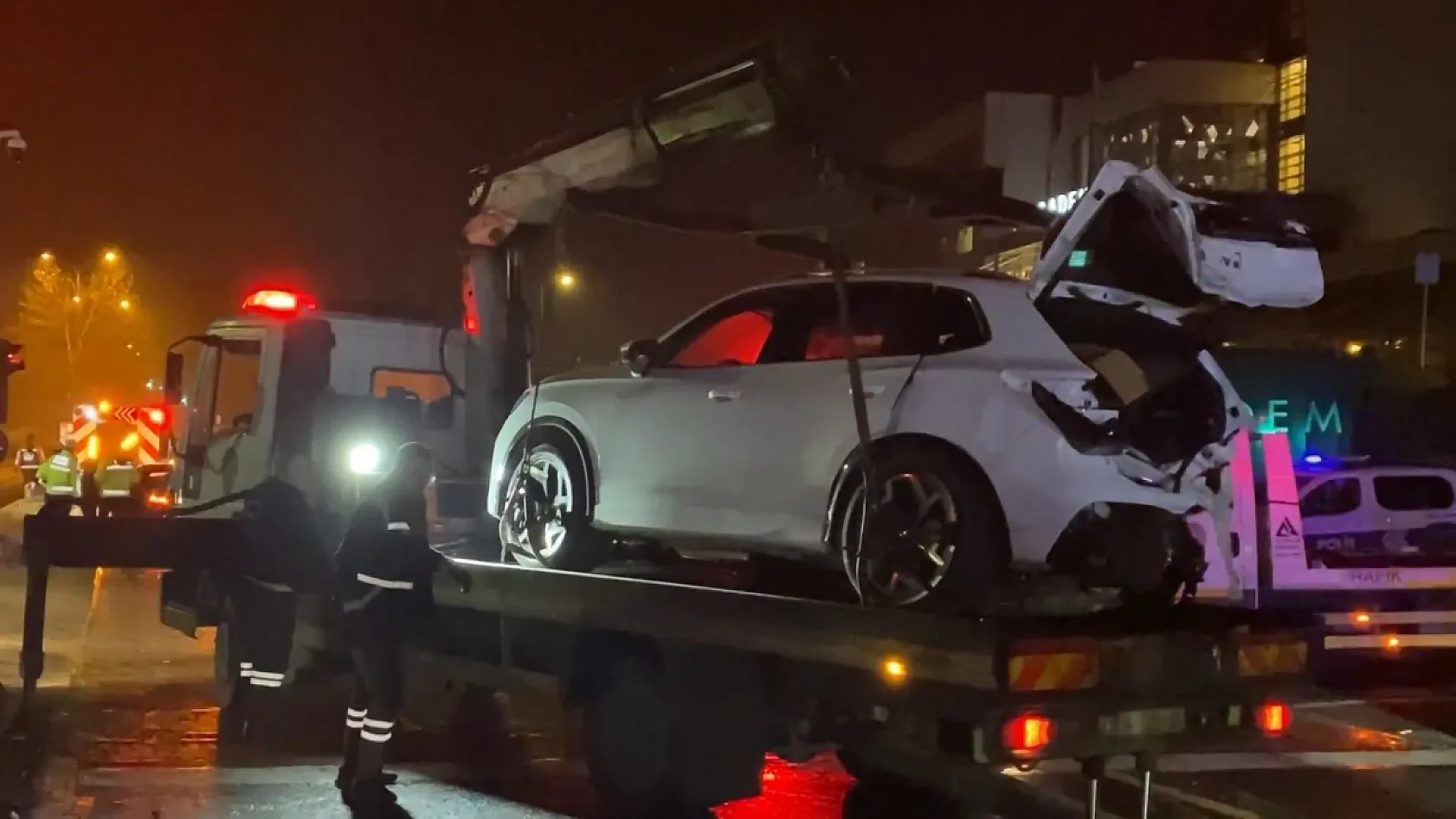 Kontrolden Çıkan Otomobil, Işıklarda Bekleyen 6 Araca Çarptı: 3 Yaralı