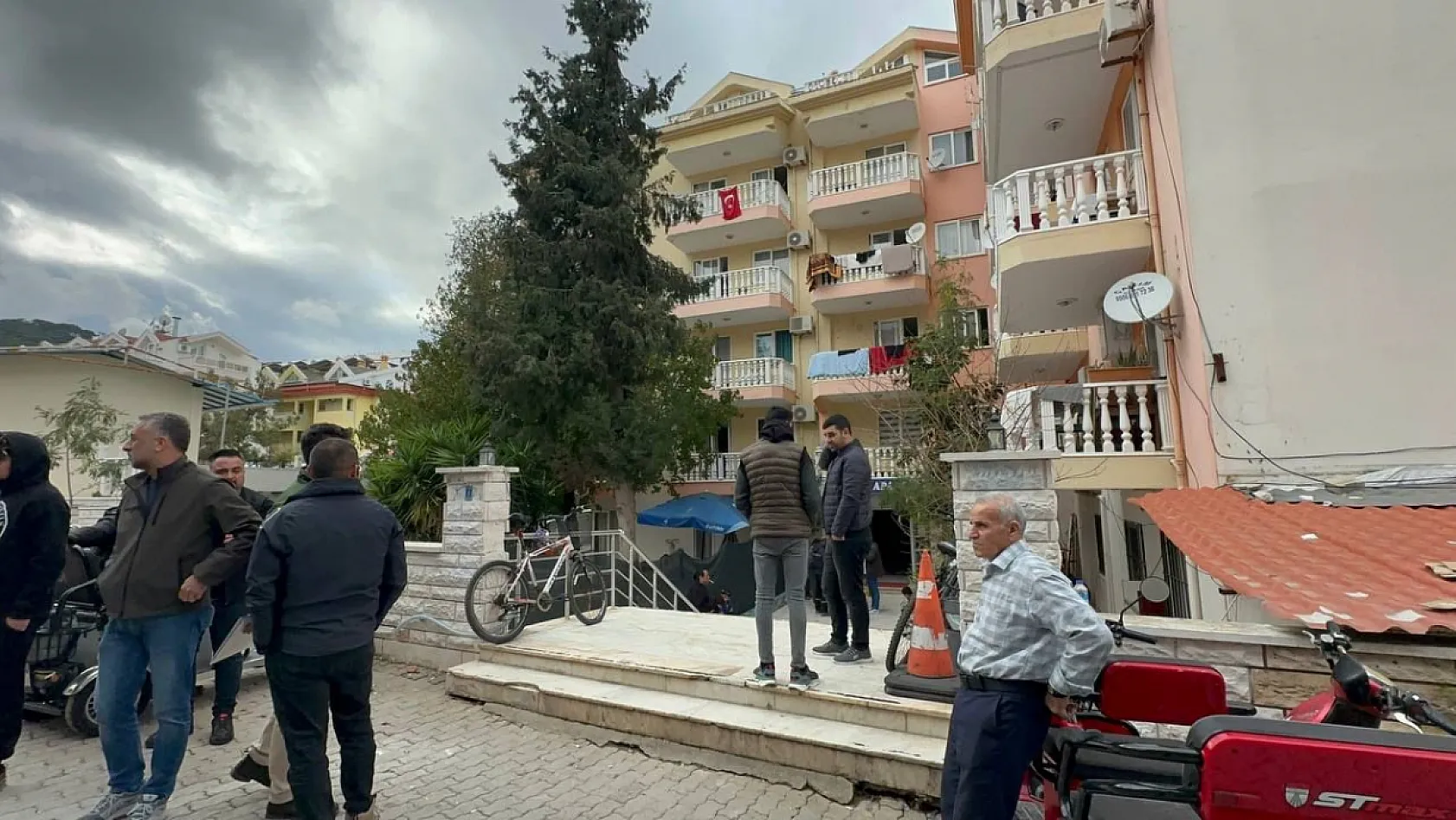 Marmaris'te depreme dayanıksız bina tahliye edildi