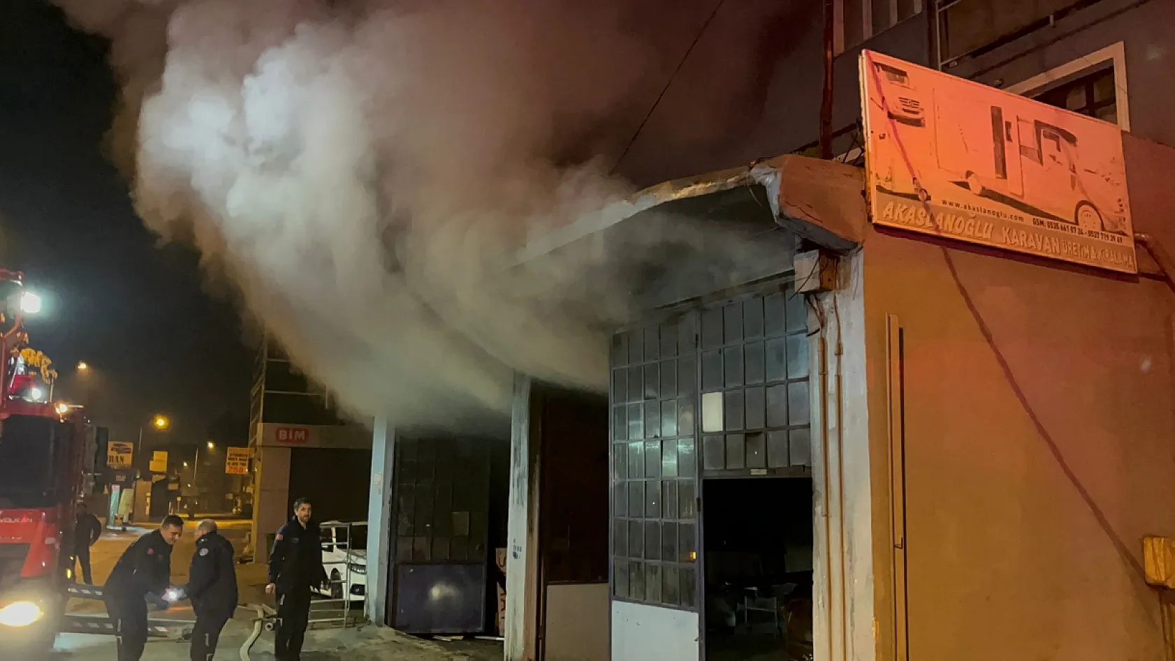 Alevlere teslim olan oto galeride 10 araç küle döndü