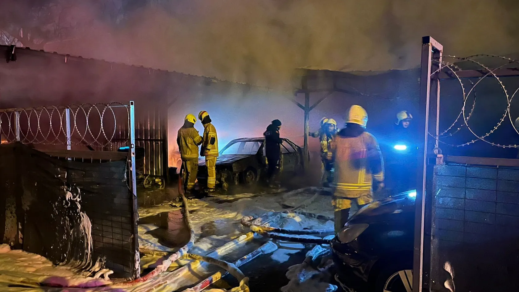 Alevlere teslim olan oto galeride 10 araç küle döndü