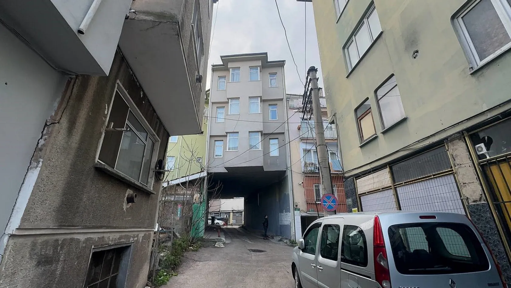 Kolonları olmadan ayakta duran binaya bakan bir daha bakıyor