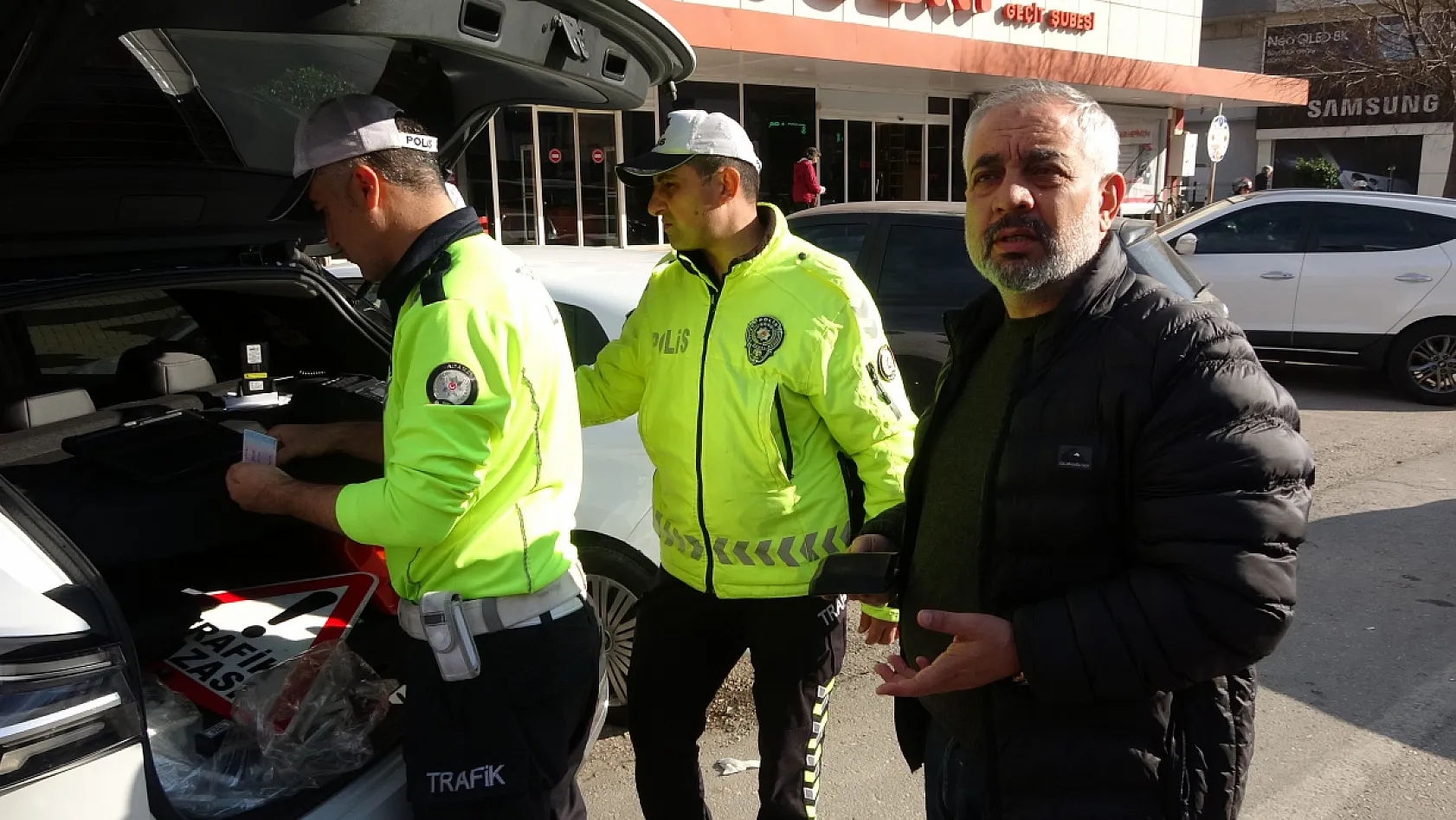 Yayaya yol vermedi ceza yememek için 'Namazdan çıktım' savunması