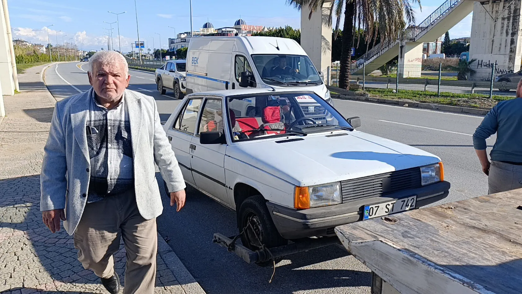 Arızalanan otomobilini iterek götürmeye çalıştı, 2 ayrı kazaya sebep oldu