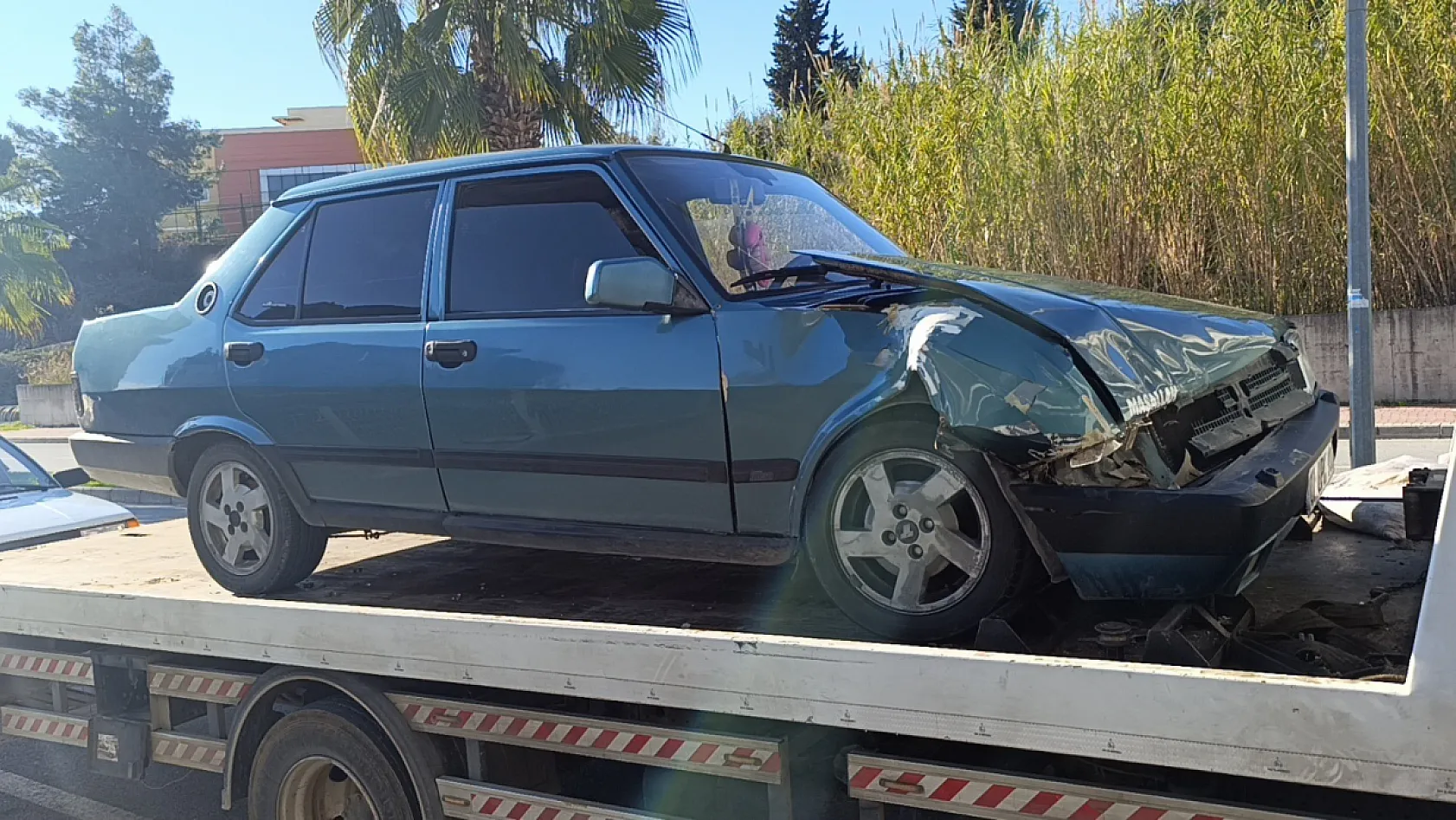 Arızalanan otomobilini iterek götürmeye çalıştı, 2 ayrı kazaya sebep oldu
