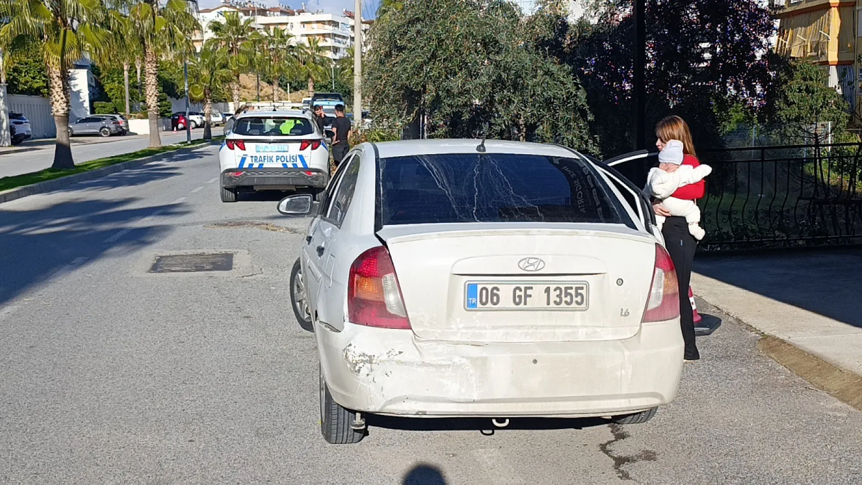 Arızalanan otomobilini iterek götürmeye çalıştı, 2 ayrı kazaya sebep oldu